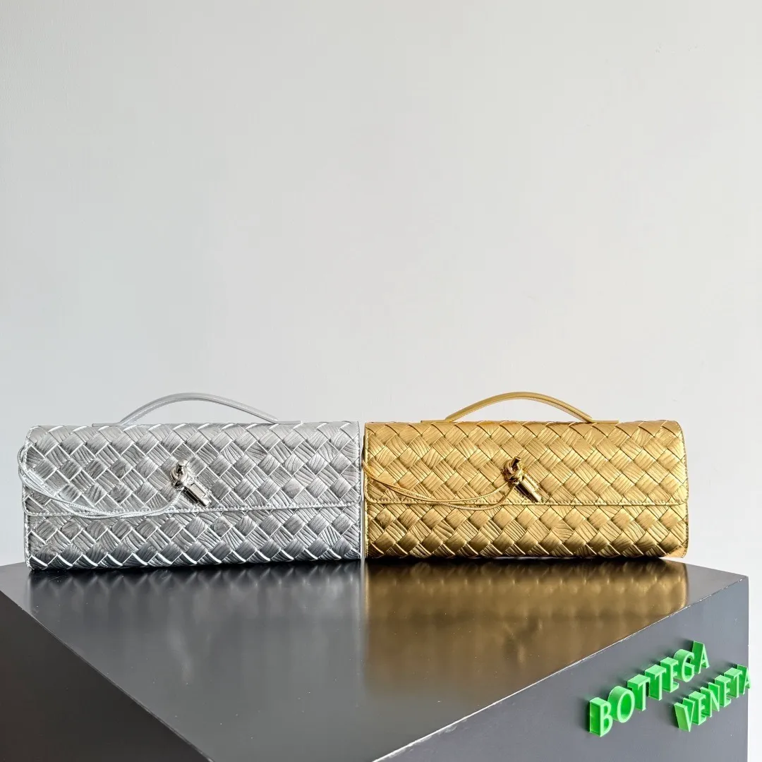 Bottega Veneta's magnificent woven series directly engraves "shine" 💫 into its DNA! Luxurious texture, a must-have for C-positions at year-end parties🌟